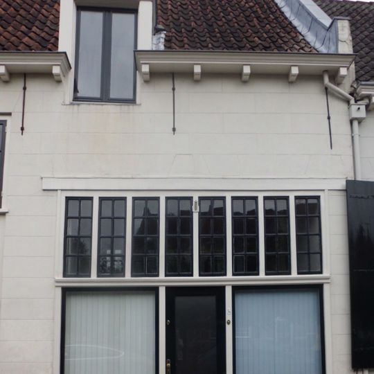 Huis met lage gepleisterde lijstgevel