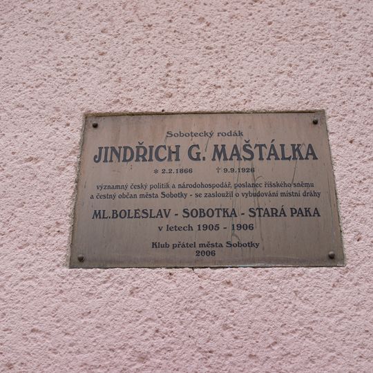 Pamětní deska Jindřicha G. Maštálky na nádraží v Sobotce