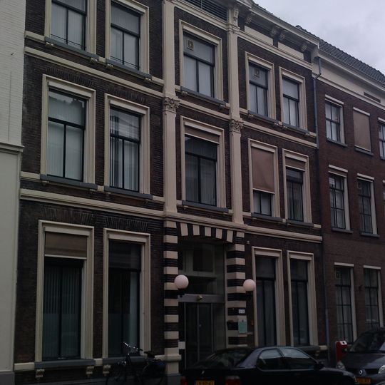 Huis met lijstgevel met stucversieringen