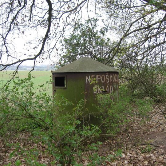 Bývalý kryt pozorovatele, dnes sklad plev, na okraji lesíka východně od Malého Přítočna