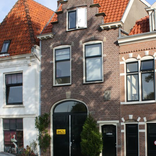 Het pand vanwege een gevelsteen met ridder in wapenrusting "In Den Iserman"
