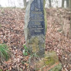 Pomník u schodů z Panské do Sokolské ulice v Mimoni