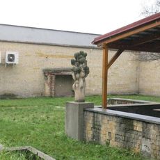 Kamenná plastika u restaurace Jiskra v sídlišti Za Chlumem v Bílině