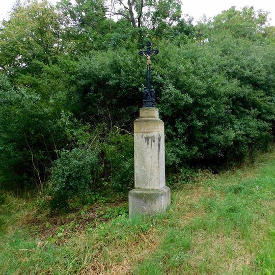 Kříž východně od Stvolen ve svahu