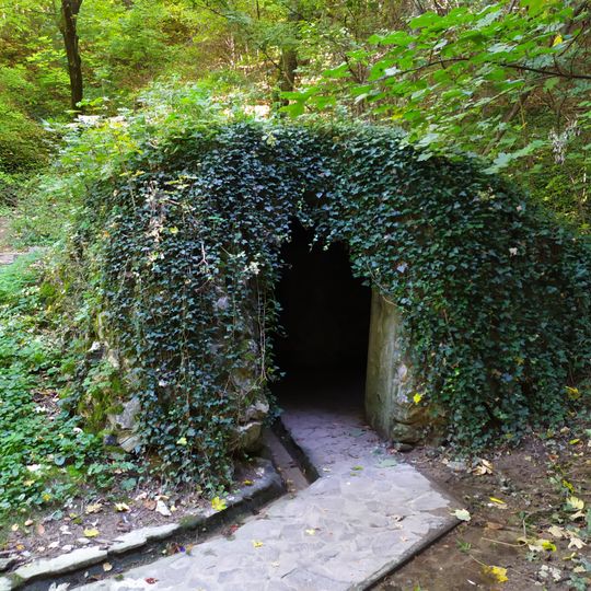 Hlohovecký hrad, grotta s reliéfom