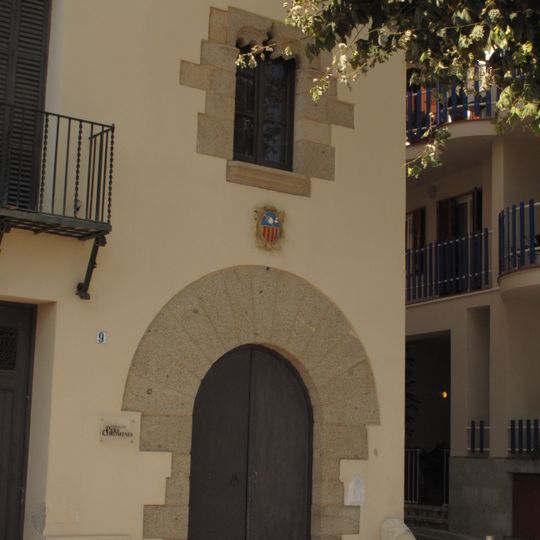 Portal i finestra gòtica de la casa al carrer del Mar, 9