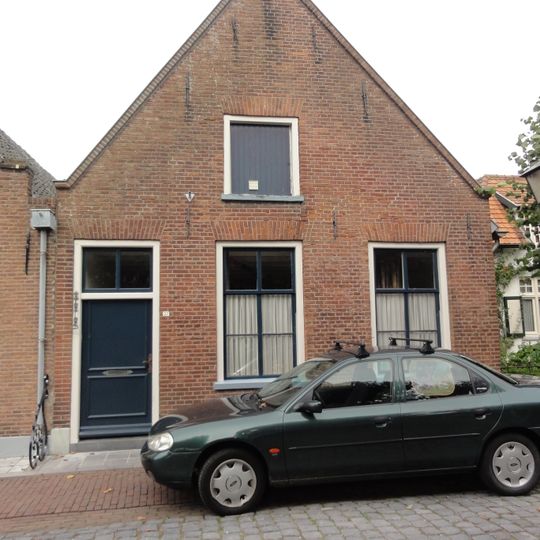 Huis met topgevel en zadeldak