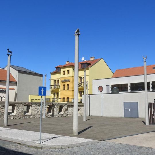 Sloupy s figurami zvířat u galerie Benedikta Rejta v Lounech