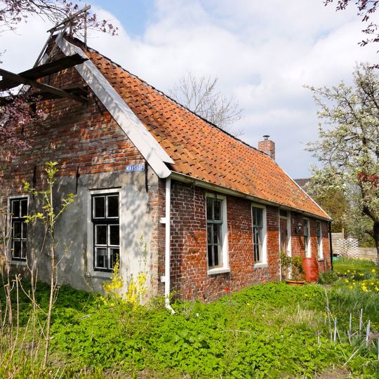Woning onder zadeldak evenwijdig aan de straat