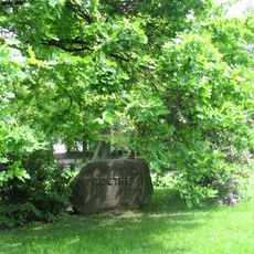 Parkanlage mit erhaltener Wegeführung, Teich, Gehölzbestand und Gedenkstein (Goethepark) Bautzener Straße