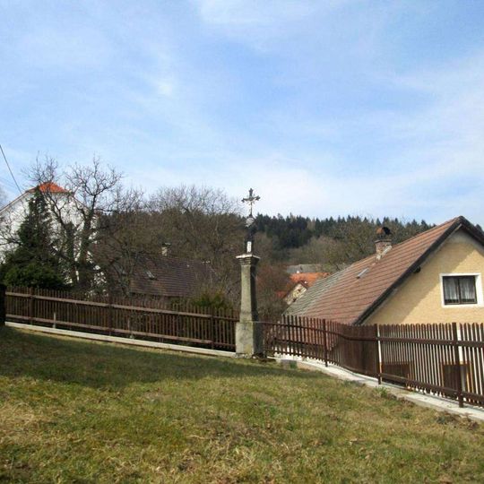 Kříž u kaple v Nehodivu