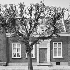 Dwarshuis onder zadeldak, rechts onderkelderd