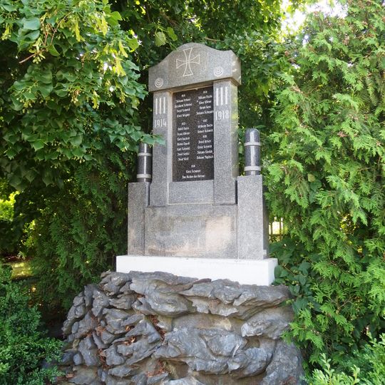 Pomník padlým v Obědném u hlavní silnice