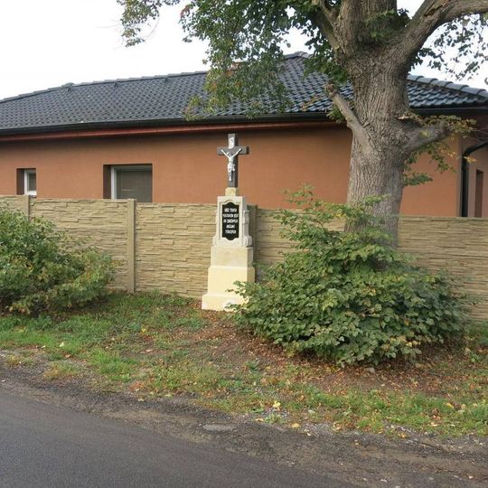 Kříž v ulici Na Pastvičkách v Tišicích