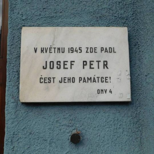 Pamětní deska Josefa Petra v Táborské ulici v Praze