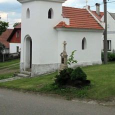 Kříž u kaple v Chlumu