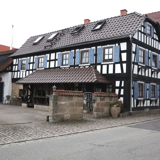 Zweigeschossiges Halbwalmdachhaus