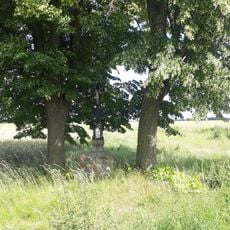 Kříž jihovýchodně od Dynína