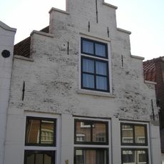 Huis met geverfde trapgevel