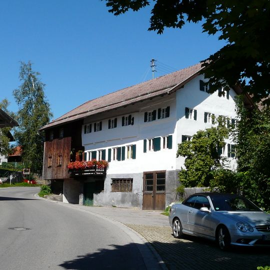 Wohnhaus, ehemals mit Schmiede, sog. beim Schwetterschmied