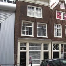 Huis met gevel onder rechte lijst met consoles en dakkapel