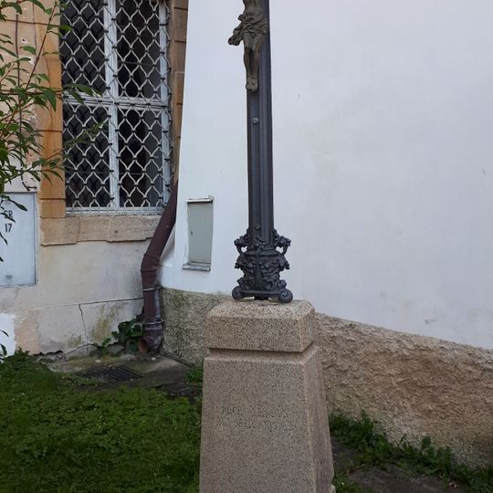 Kříž před kostelem ve Svatém Janu pod Skalou