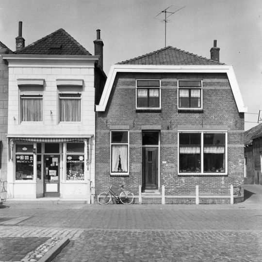 Huis met gepleisterde lijstgevel