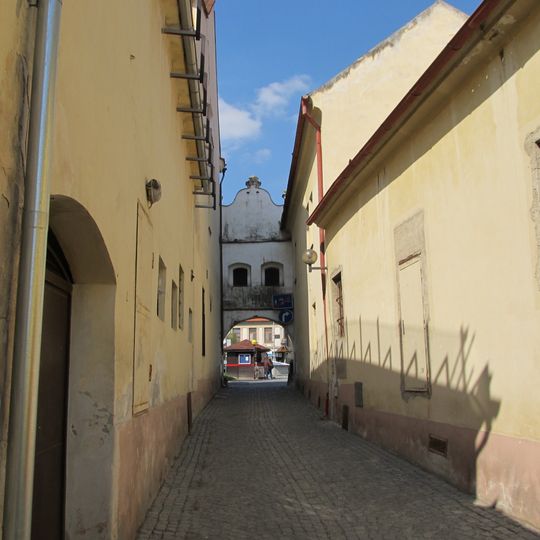 Brána mezi domy čp. 6 a 8