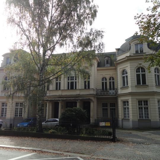 Gesellschaftshaus für die Oberlausitz; Handelskammer für die preußische Oberlausitz; Unterrichtsgebäude der Handels-Lehranstalt zu Görlitz Handelskammergebäude mit Vorgarten und Einfriedung sowie Schule als Hofgebäude Mühlweg 18, 18