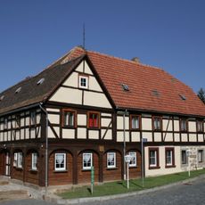 Wohnhaus (Umgebinde) über winkligem Grundriss Wurbiser Straße 1