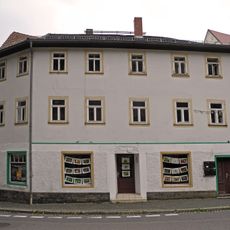 Wohn- und Geschäftshaus in offener Bebauung Dresdner Straße 8