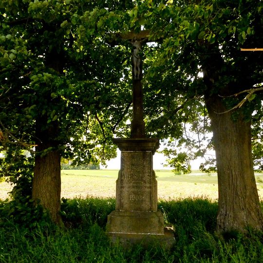 Kříž v poli západně od Studének