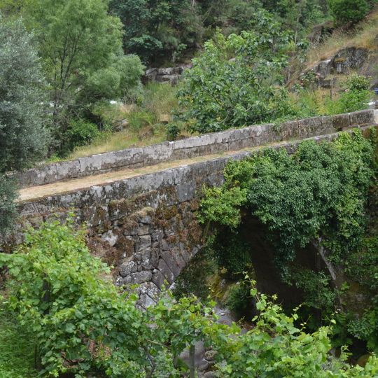 Ponte Antiga sobre o Rio Cavez