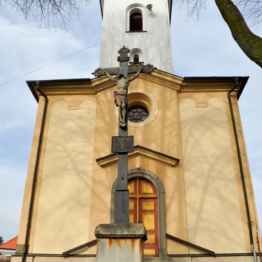 Kříž před kostelem v Líšné