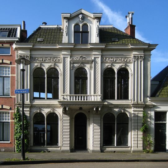Herenhuis met koetshuis