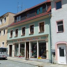 Wohnhaus mit Laden (originale Front) in geschlossener Bebauung Bahnhofstraße 11