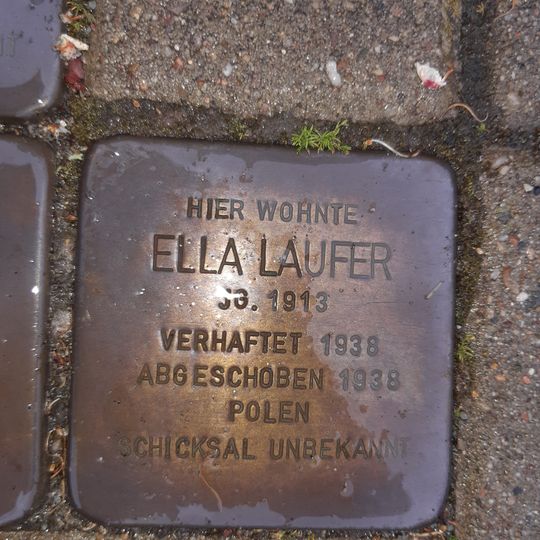Stolperstein en memoria de Ella Laufer