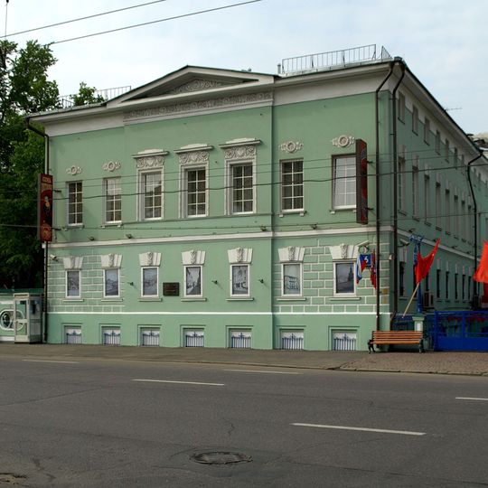 Дом с росписью плафона