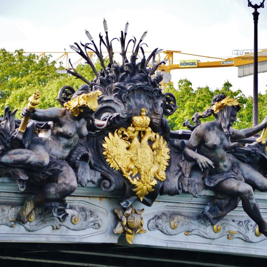 Nymphes de la Neva avec les armes de la Russie