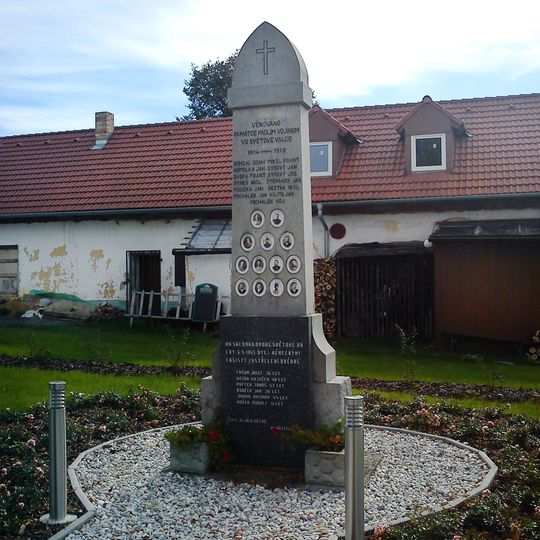 Pomník padlým na návsi v Rájově