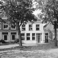 Pand met gepleisterde lijstgevel