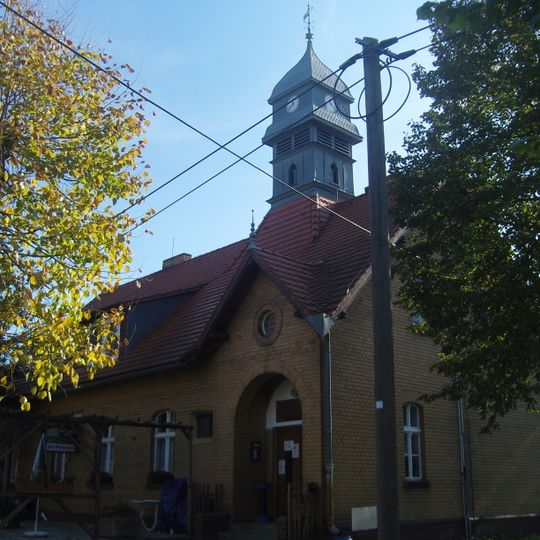 Woschkower Dorfstraße 26, Gasthaus und Schule