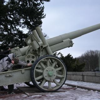 Western 152 mm gun-howitzer M1937 (ML-20) at the Soviet Cenotaph in Berlin-Tiergarten