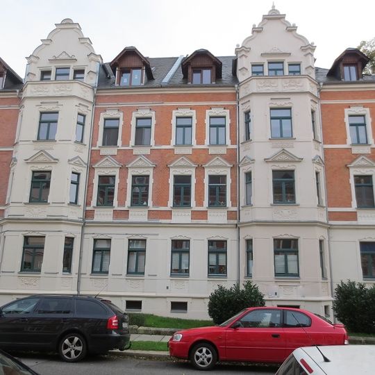 Doppelmietshaus mit Vorgarten Willy-Reinl-Straße 1; 3