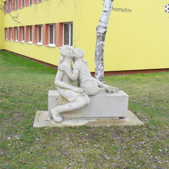 Socha Tajemství u školy v Písečné ulici v Chomutově