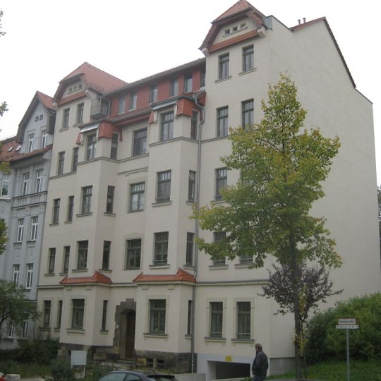 Mietshaus in geschlossener Bebauung mit Vorgarten Würzburger Straße 32