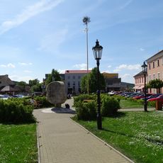 Plastika na náměstí Jana Heřmana v Neveklově