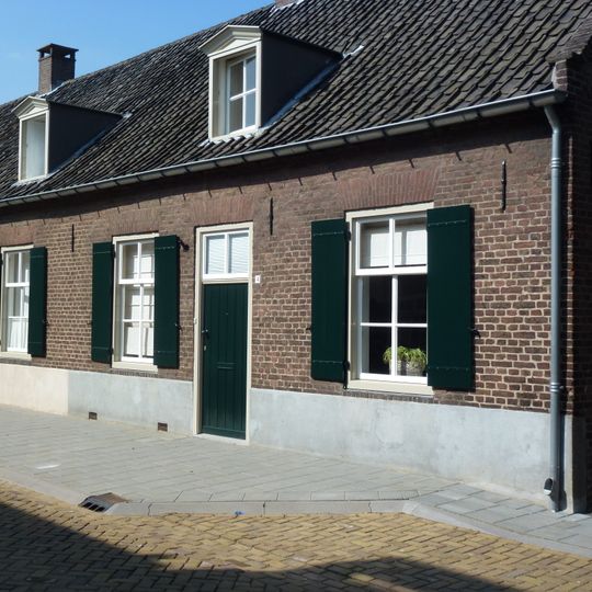 Pand zonder verdieping onder een doorlopend zadeldak met de nrs 6 en 8