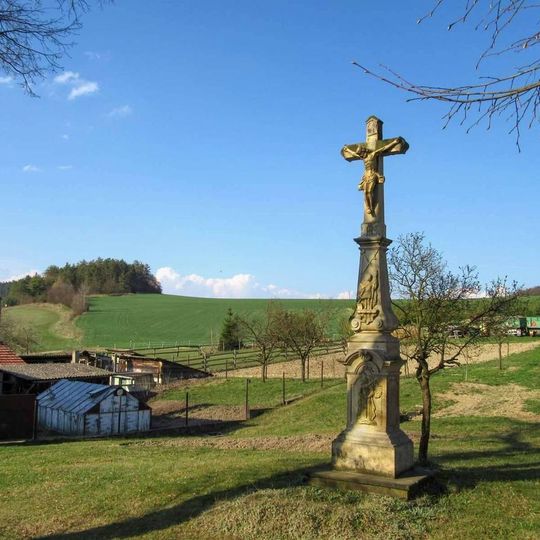 Kříž ve Hvozdu u hlavní silnice