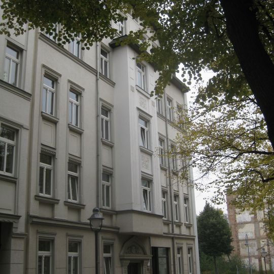 Mietshaus in ehemals geschlossener Bebauung Sebastian-Bach-Straße 16